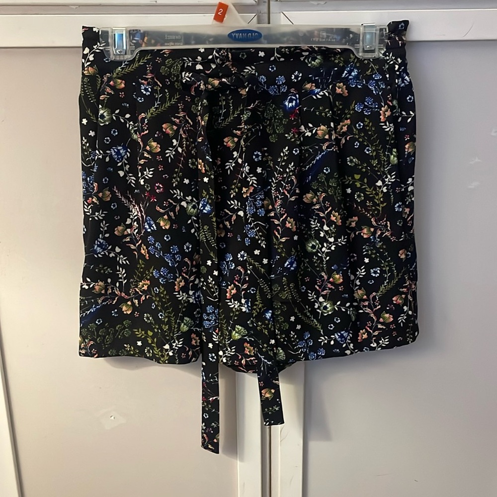 DR2 Floral Shorts with a Waist Tie Size PS